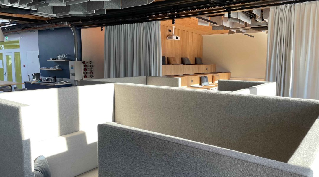 Varioprint Dachstock: Begegnungsraum mit Lounge und Sitzmöglichkeiten